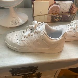 White nike tennis shoes